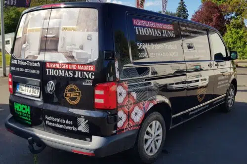 Schwarzer Transporter mit Beschriftung des Fliesenlegers Thomas Jung aus Traben-Trarbach