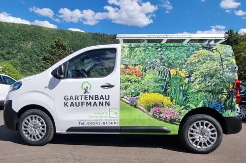 Transporter mit fotorealistischem Gartenmotiv im Digitaldruck für Gartenbau Kaufmann