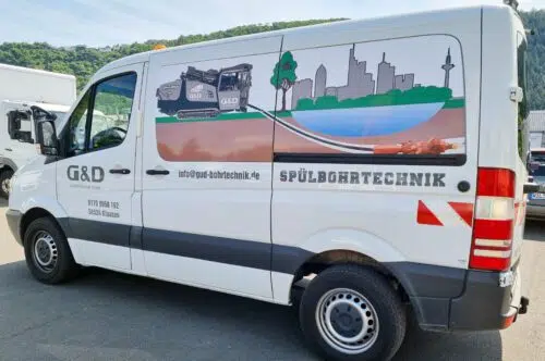 Weißer Sprinter mit Digitaldruck-Motiv einer Spülbohrung und Logo G&D Spülbohrtechnik