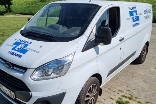 Weißer Transporter mit blauer Beschriftung von Pfandls Baustoffe aus Enkirch