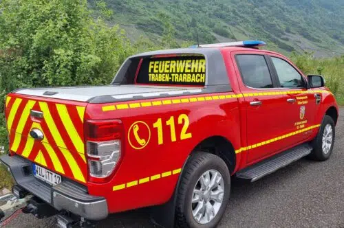 Rotes Feuerwehrfahrzeug mit gelber Warnmarkierung und Schriftzug Feuerwehr Traben-Trarbach
