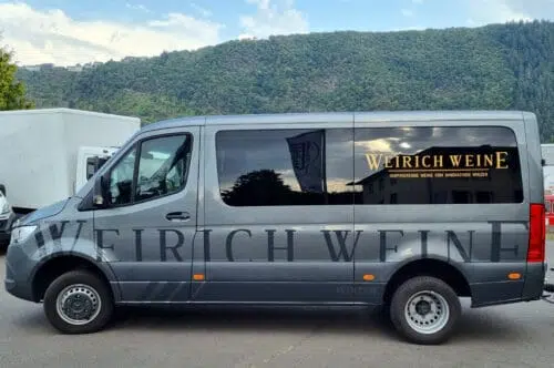 Grauer Mercedes Sprinter mit goldener Fahrzeugbeschriftung Weirich Weine