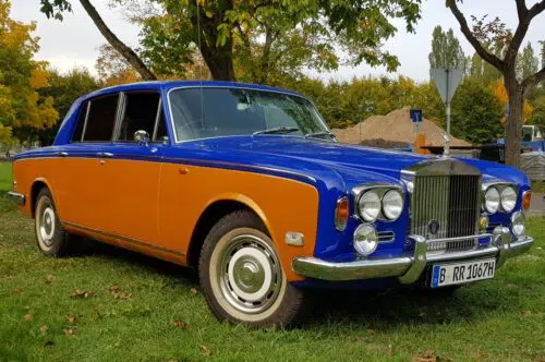 Klassischer Rolls-Royce mit zweifarbigem Carwrapping in Orange und Blau