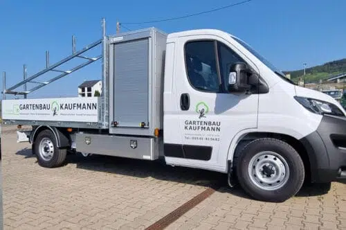 Weißer Pritschenwagen mit Alu-Aufbau und grüner Beschriftung Gartenbau Kaufmann