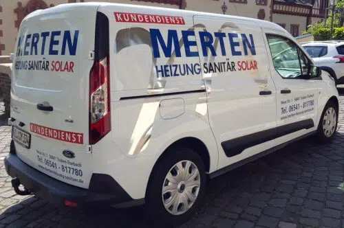 Weißer Kleintransporter mit Beschriftung Merten Heizung Sanitär Solar und Kundendienst-Banner