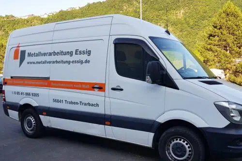 Weißer Sprinter mit Beschriftung der Metallverarbeitung Essig aus Traben-Trarbach