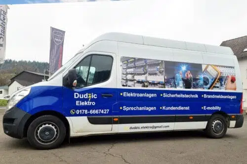 Weißer Kastenwagen mit blauer Digitaldruck-Folierung und Leistungen von Dudzic Elektro