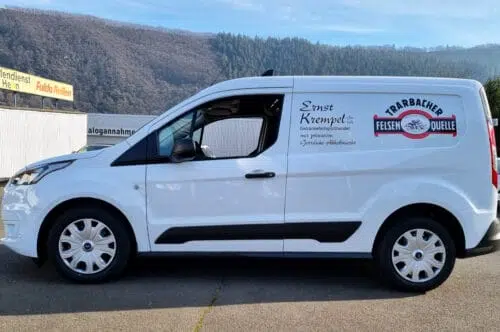 Weißer Kleintransporter mit Beschriftung Ernst Krempel und Logo Trarbacher Felsenquelle