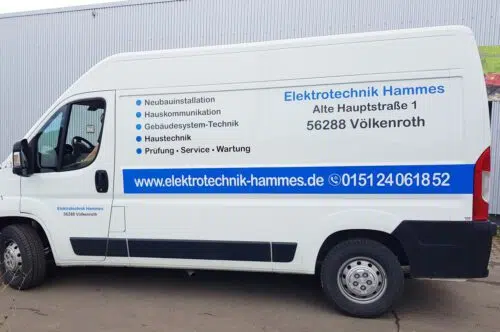 Weißer Kastenwagen mit blauer Beschriftung und Leistungen von Elektrotechnik Hammes