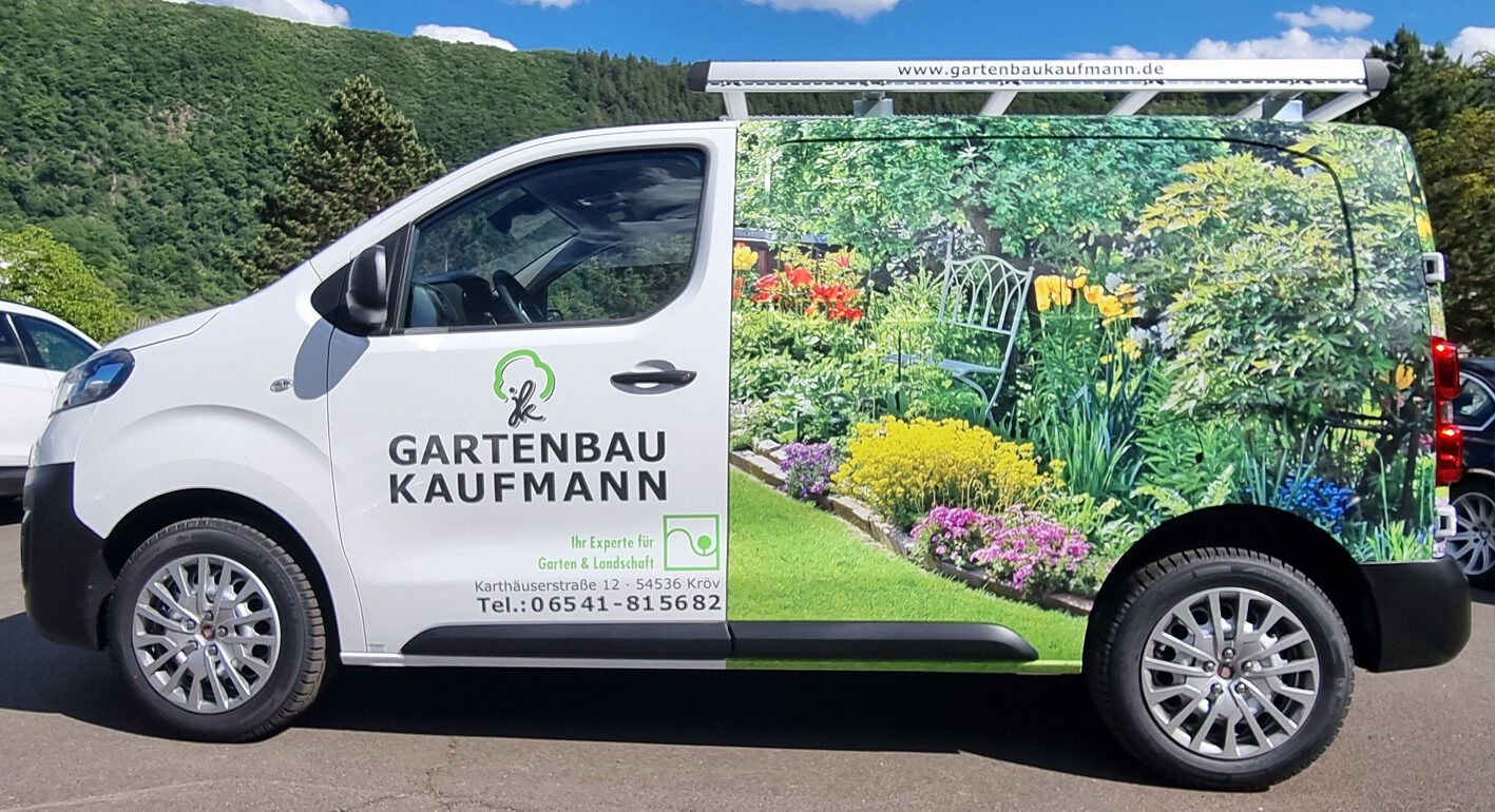 Eine Autobeschriftung eines Gartenbauunternehmens im Digitaldruck gewrappt.