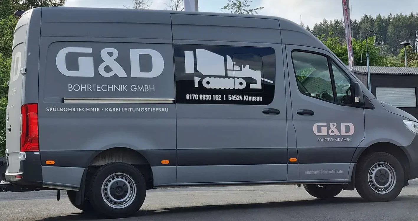 Ein Werbetechnik Transporter der durch Werbetechnik gewrappt wurde