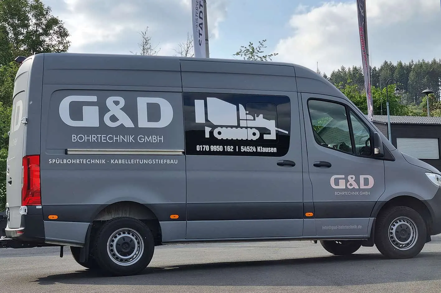 Ein Werbetechnik Transporter der durch Werbetechnik gewrappt wurde
