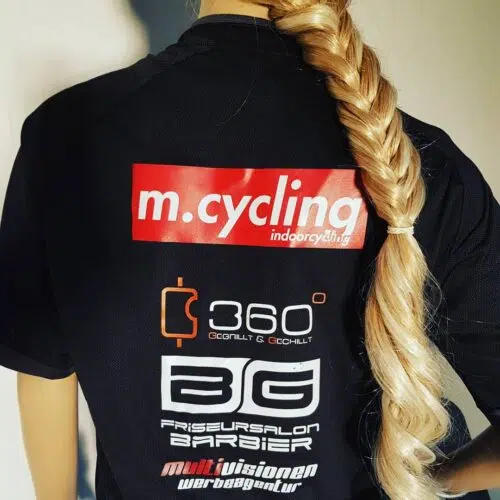 Schwarzes Sportshirt von hinten mit Sponsorendruck und Schriftzug m.cycling