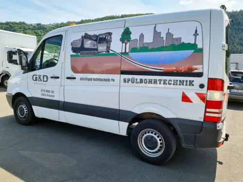 Weißer Sprinter mit Digitaldruck einer Spülbohrung und Logo G&D Spülbohrtechnik