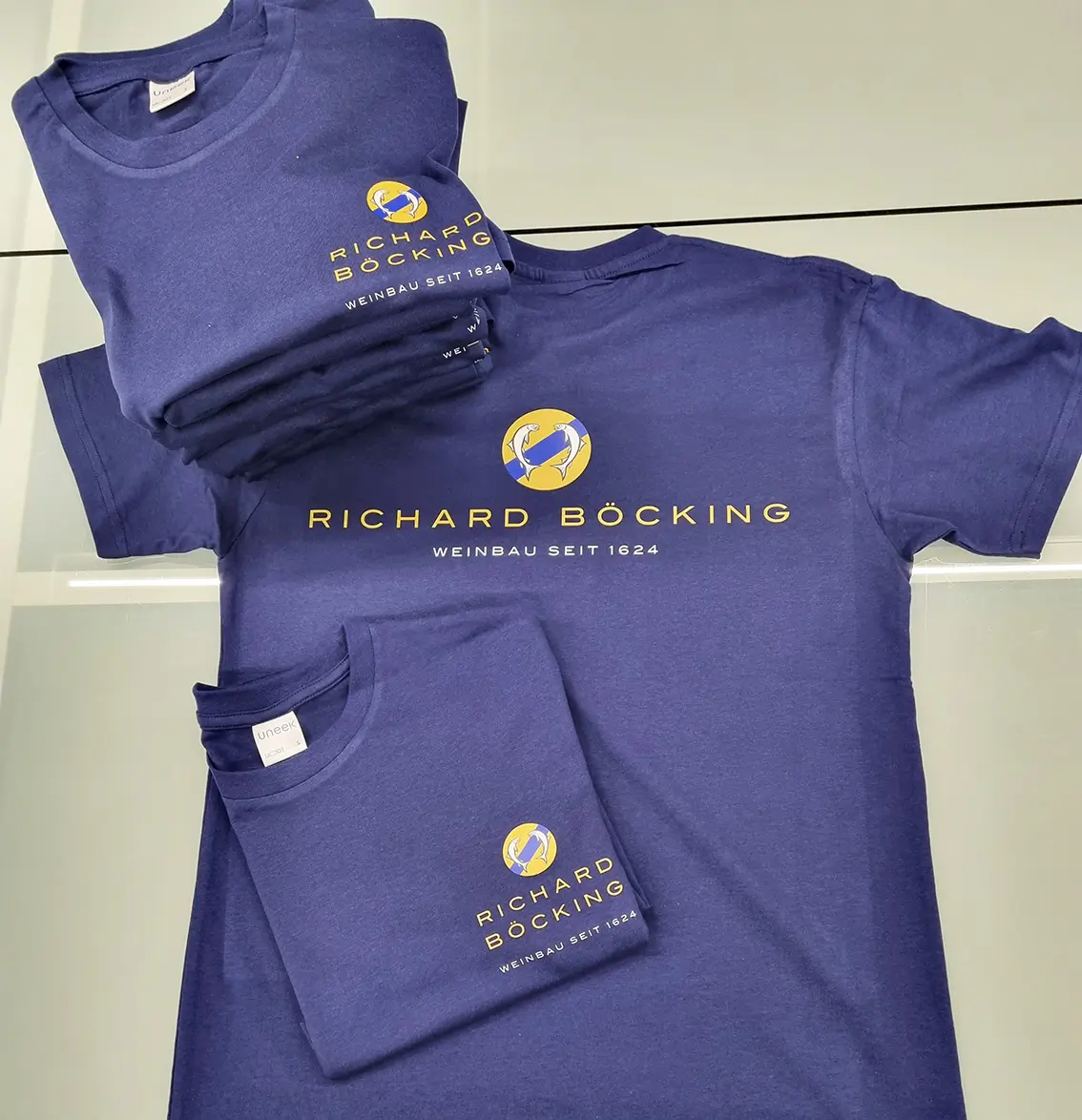 Dunkelblaue T-Shirts mit goldenem Aufdruck des Weinguts Richard Böcking