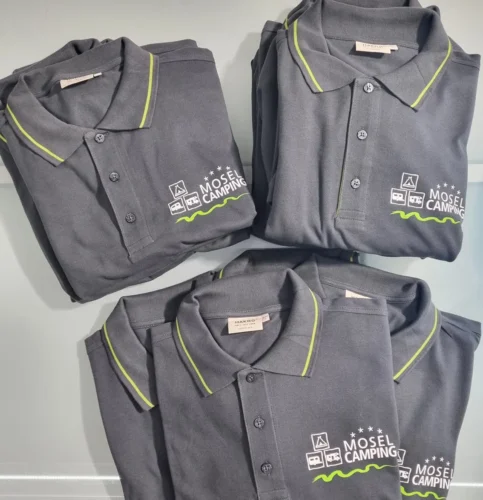Graue Poloshirts mit grünen Kanten und bedrucktem Logo Mosel Camping