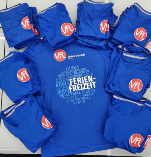 Blaue T-Shirts mit weißem Ferienfreizeit-Aufdruck und rotem Logo aus Traben-Trarbach