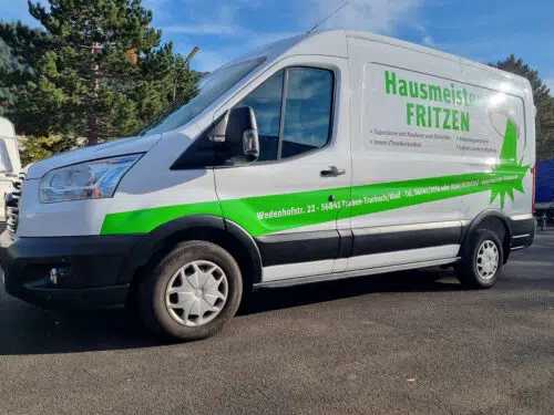 Weißer Transporter mit grüner Beschriftung des Hausmeisterservice Fritzen aus Traben-Trarbach