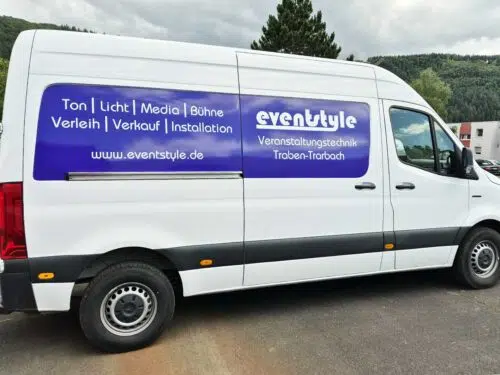 Weißer Transporter mit blauer Teilfolierung von eventstyle Veranstaltungstechnik Traben-Trarbach