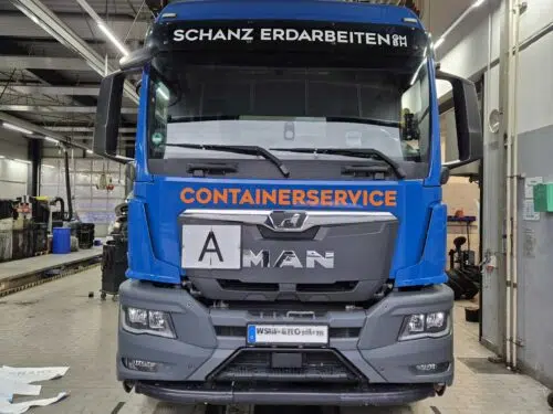 Blauer MAN LKW von vorne mit Beschriftung Schanz Erdarbeiten und Containerservice