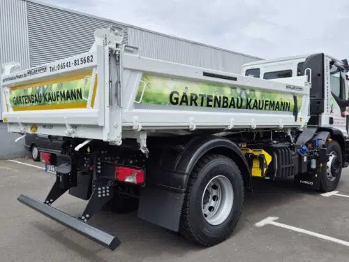 Kipper-LKW von hinten mit grüner Fahrzeugbeschriftung und Schriftzug Gartenbau Kaufmann