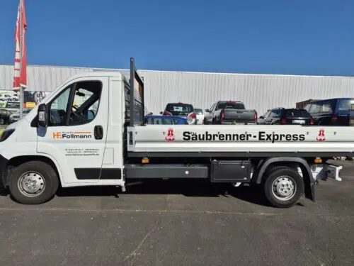 Weißer Pritschenwagen mit Beschriftung Säubrenner-Express und Logo HP Follmann