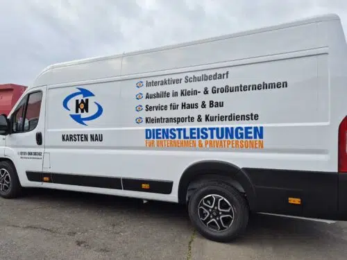 Weißer Kastenwagen mit blauer Beschriftung und Leistungsübersicht der Dienstleistungen Karsten Nau