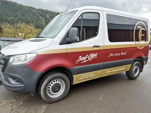 Mercedes Sprinter Kleinbus mit weiß-roter Folierung und Schriftzug Weingut Josef Efing