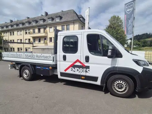 Pritschenwagen der Firma Endres aus Rohrbach mit roter Beschriftung auf der Bordwand