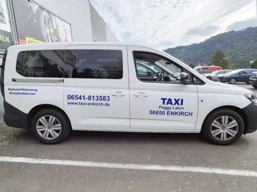 Weißes Taxi mit blauer Beschriftung von Taxi Peggy Lahm aus Enkirch