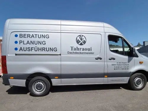 Weißer Kastenwagen mit Fahrzeugbeschriftung des Dachdeckermeisters Tahraoui aus Traben-Trarbach